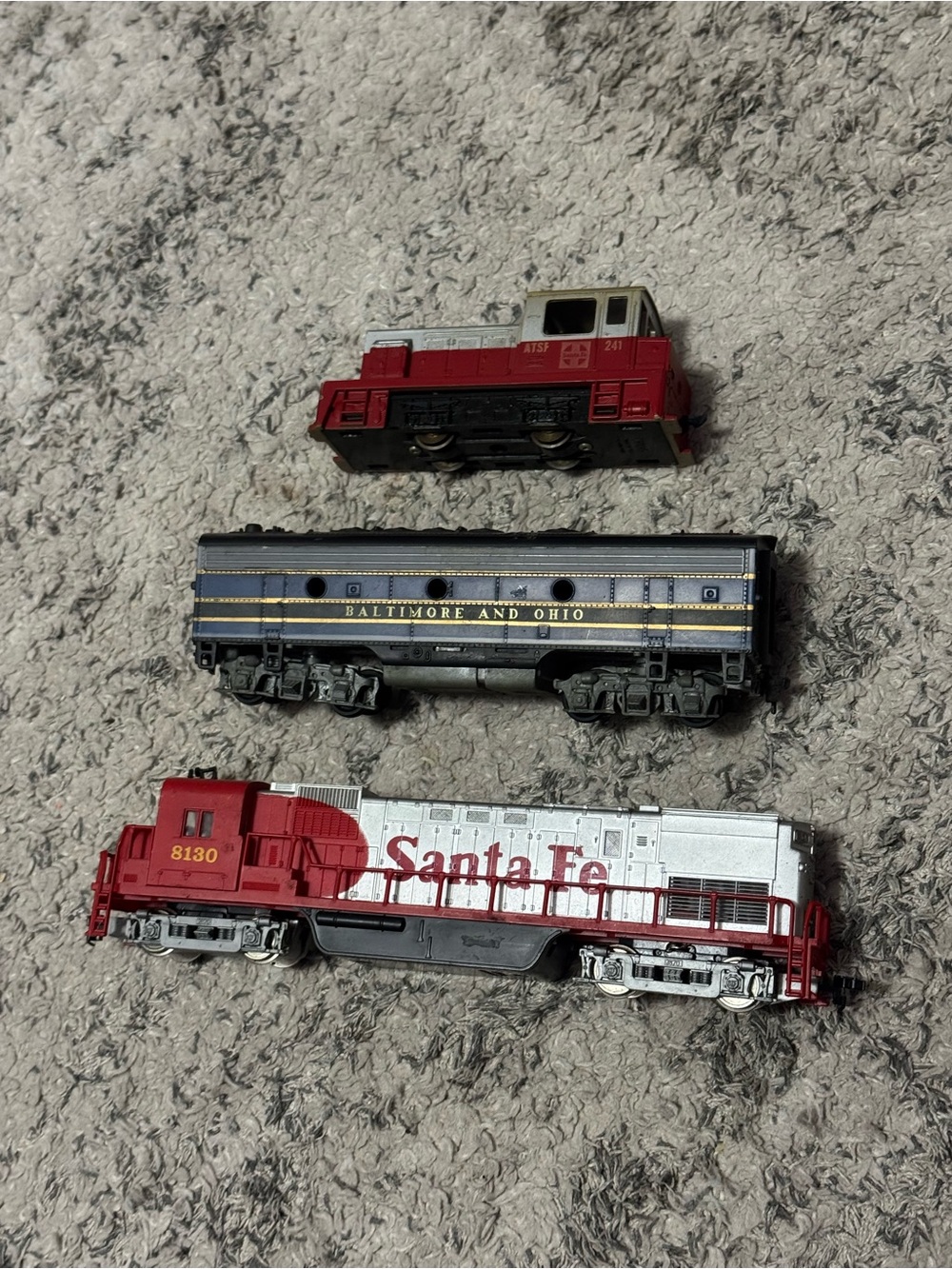 Santa Fe Red & Silver Locomotive + Vintage Baltimore and Ohio Car Set